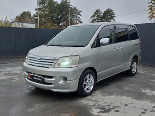 2003 Toyota Noah I (R60), серебристый, 879000 рублей, вид 3