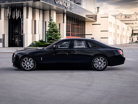 2022 Rolls-Royce Ghost Black Badge II (Series I), чёрный - вид 11