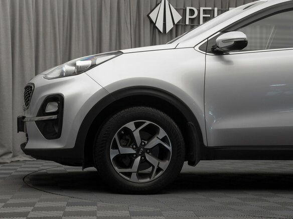 2018 Kia Sportage IV Рестайлинг, серебристый, 1800000 рублей - вид 18