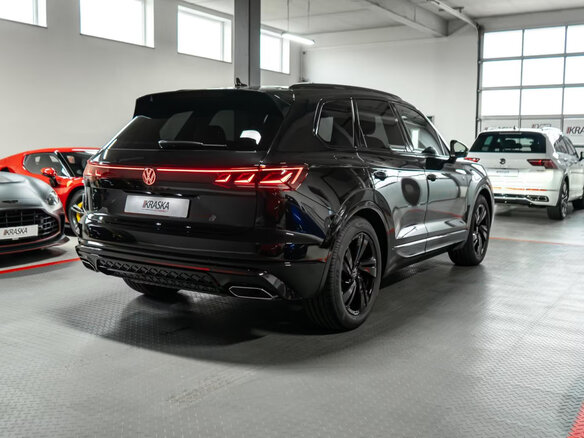 2026 Volkswagen Touareg III Рестайлинг, чёрный - вид 4