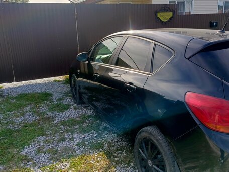 2013 Opel Astra J Рестайлинг, чёрный, 850000 рублей, вид 2