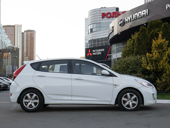 2013 Hyundai Solaris I, белый, 878000 рублей - вид 2