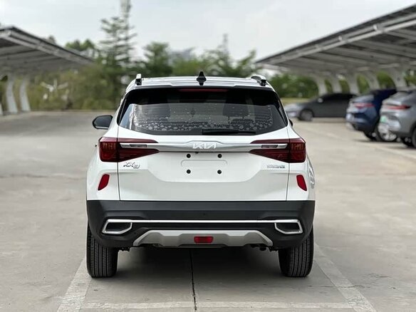2022 Kia KX3, белый, 1400001 рублей - вид 5
