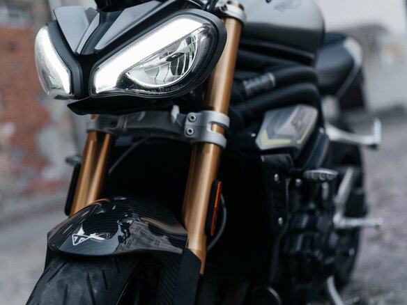 2021 Triumph Speed Triple, серый, 1200000 рублей