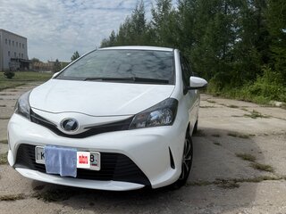 2016 Toyota Vitz III (XP130) Рестайлинг, белый, 710000 рублей, вид 2
