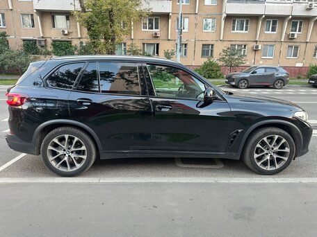 2020 BMW X5 40i IV (G05/G18), чёрный, 5150000 рублей, вид 4