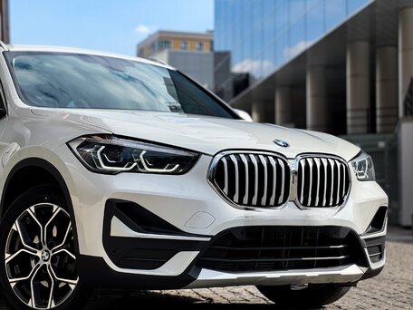 2022 BMW X1 18i sDrive II (F48) Рестайлинг, белый, 1991000 рублей, вид 4