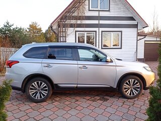 2021 Mitsubishi Outlander III Рестайлинг 3, серый, 2390000 рублей, вид 4