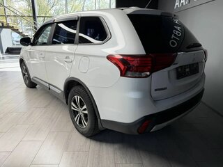 2016 Mitsubishi Outlander III Рестайлинг 2, белый, 1755000 рублей, вид 5