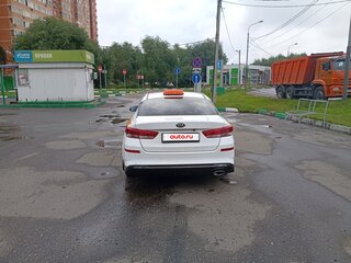 2018 Kia Optima IV Рестайлинг, белый, 850000 рублей, вид 3