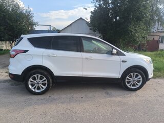 2017 Ford Escape III Рестайлинг, белый, 1900000 рублей, вид 3