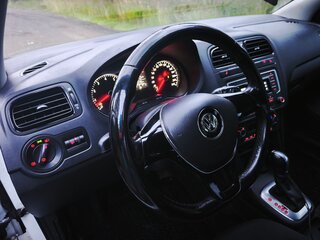 2017 Volkswagen Polo V Рестайлинг, белый, 895000 рублей, вид 4