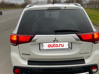 2016 Mitsubishi Outlander III Рестайлинг 2, белый, 1390000 рублей, вид 4
