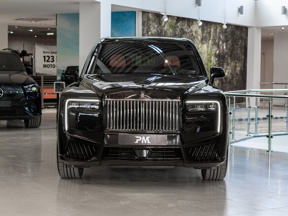 2025 Rolls-Royce Cullinan Black Badge I Рестайлинг (Series II), чёрный, 67490000 рублей - вид 1