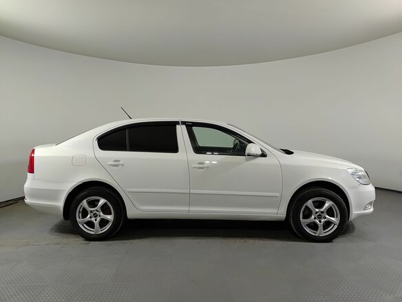 2013 Skoda Octavia II (A5) Рестайлинг, белый - вид 3