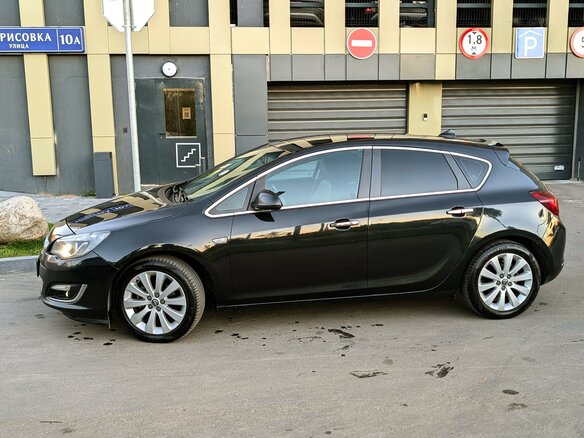 2013 Opel Astra J Рестайлинг, чёрный - вид 1