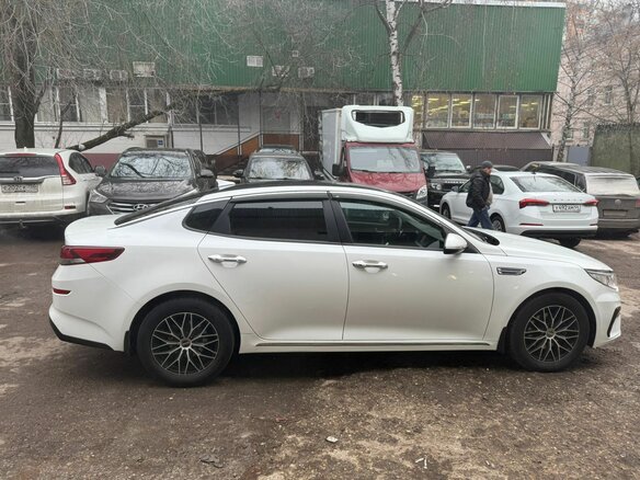 2019 Kia Optima IV Рестайлинг, белый, 1875000 рублей - вид 3
