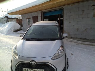 2020 Toyota Sienta II Рестайлинг, серебристый, 1650000 рублей, вид 1