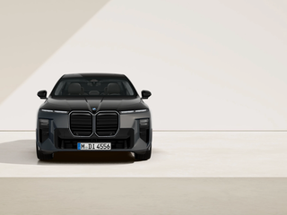 2026 BMW 7 серии 740 xDrive VII (G70) Рестайлинг, серый, 22385100 рублей, вид 4