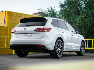 2018 Volkswagen Touareg III, белый, 5590000 рублей, вид 4