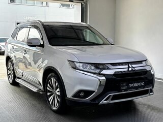2019 Mitsubishi Outlander III Рестайлинг 3, белый, 2050000 рублей, вид 3