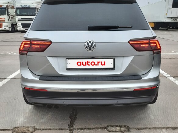 2017 Volkswagen Tiguan II, серебристый, 3250000 рублей - вид 1