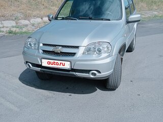 2013 Chevrolet Niva I Рестайлинг, серебристый, 650000 рублей, вид 2