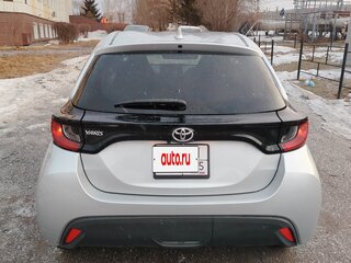 2021 Toyota Yaris IV, серебристый, 1450000 рублей, вид 4