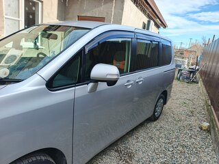 2010 Toyota Voxy II (R70), серебристый, 1350000 рублей, вид 5