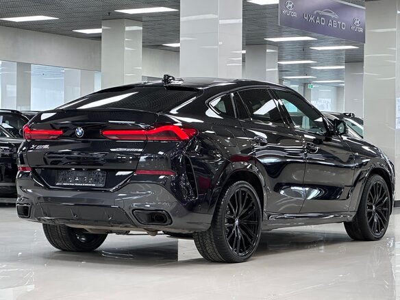 2021 BMW X6 40d III (G06), чёрный, 9300000 рублей - вид 3