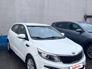 2015 Kia Rio III Рестайлинг, белый, 900000 рублей, вид 4