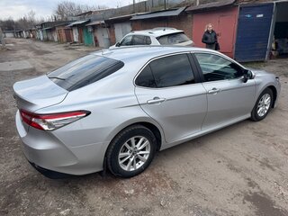 2018 Toyota Camry VIII (XV70), серебристый, 2450000 рублей, вид 3