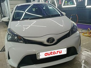 2015 Toyota Vitz III (XP130) Рестайлинг, белый, 910000 рублей, вид 2