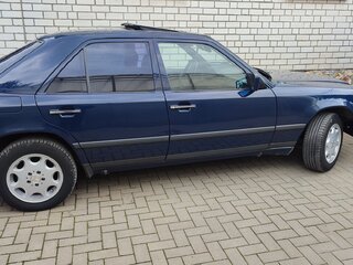 1989 Mercedes-Benz W124 230 4-speed, синий, 530000 рублей, вид 2