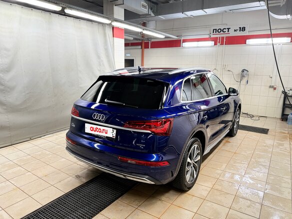 2021 Audi Q5 45 TFSI II (FY) Рестайлинг, синий, 3690000 рублей - вид 2