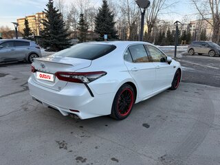 2022 Toyota Camry VIII (XV70) Рестайлинг, белый, 3888000 рублей, вид 4