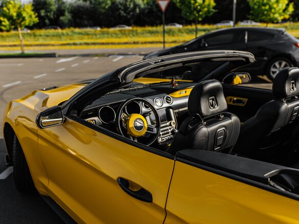 2020 Ford Mustang VI Рестайлинг, жёлтый, 3600000 рублей - вид 19