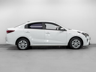 2021 Kia Rio IV Рестайлинг, белый, 1690000 рублей, вид 4
