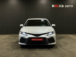 2021 Toyota Camry VIII (XV70) Рестайлинг, белый, 3150000 рублей, вид 2