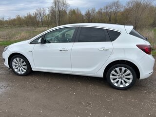 2013 Opel Astra J Рестайлинг, белый, 700000 рублей, вид 4