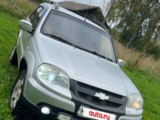 2011 Chevrolet Niva I Рестайлинг, серебристый, 380000 рублей, вид 2
