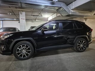 2021 Toyota RAV4 V (XA50), чёрный, 3450000 рублей, вид 3