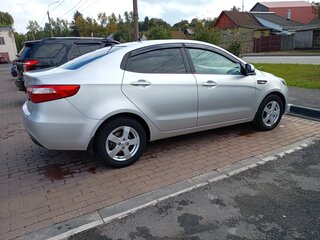 2013 Kia Rio 4-speed III, серебристый, 900000 рублей, вид 5