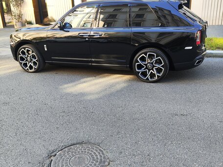 2023 Rolls-Royce Cullinan I (Series I), чёрный, 45000000 рублей, вид 4