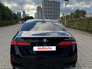 2025 BMW 5 серии 530i xDrive VIII (G60/G61/G68), чёрный, 8250000 рублей, вид 4