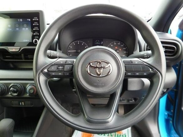 2022 Toyota Yaris IV, голубой, 770000 рублей - вид 6