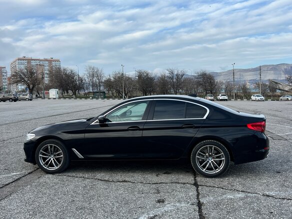 2019 BMW 5 серии 520d VII (G30/G31/G38), чёрный, 3099000 рублей - вид 3