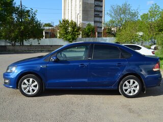 2017 Volkswagen Polo V Рестайлинг, синий, 870000 рублей, вид 2
