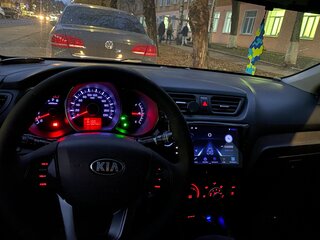 2013 Kia Rio 5-speed III, чёрный, 800000 рублей, вид 2