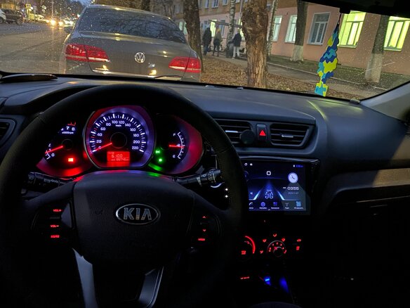 2013 Kia Rio 5-speed III, чёрный, 800000 рублей - вид 1